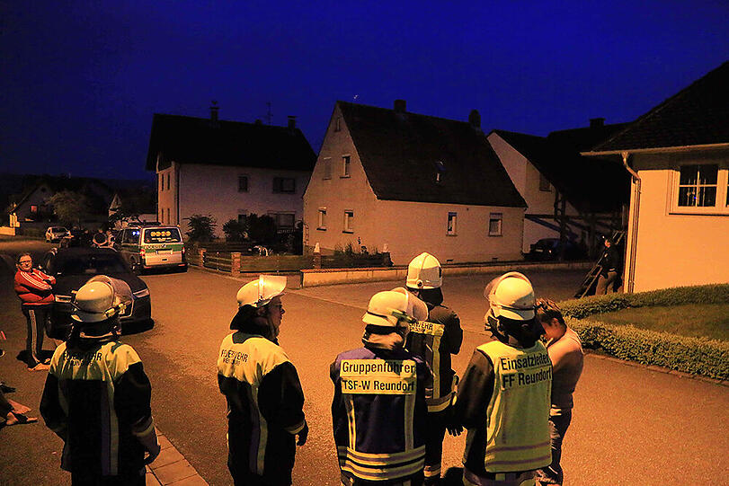 Ein bewaffneter Mann hielt den kleinen oberfränkischen Ort Reundorf am Sonntag in Atem - die Bilder vom SEK-Einsatz.