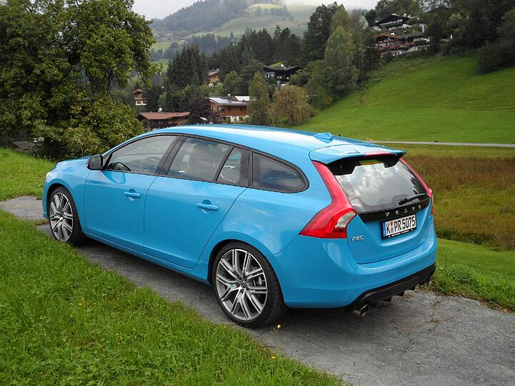 Der Polestar-V60 gibt sich dank massiver Modifikationen in schnellen Kurven lammfromm, ohne mit Härte zu nerven.