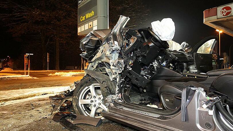 Das Auto ist nach dem Unfall vollkommen zerstört, der Fahrer schwer verletzt. Die Bilder aus Traunreut.
