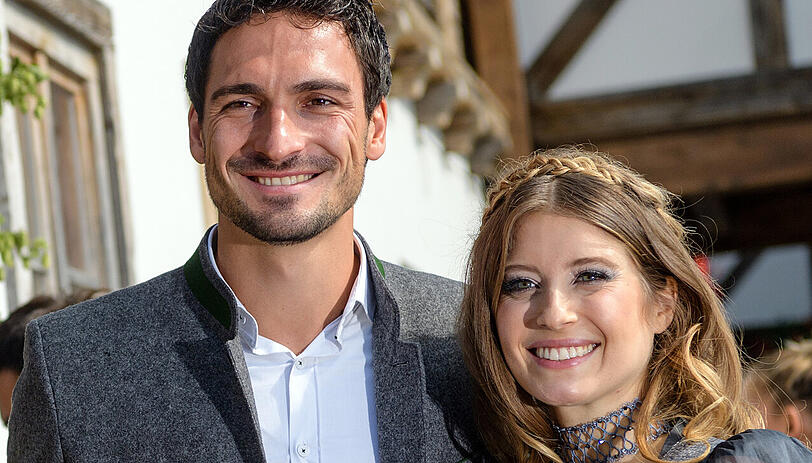 Bayern-Profi Mats Hummels und seine Frau Cathy Hummels 2017 auf der Wiesn.