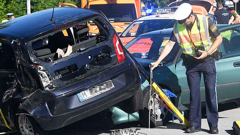 Während der Unfallaufnahme und der Aufräumungsarbeiten kam es auf der B304 für knapp drei Stunden in beiden Richtungen zu erheblichen Staus.