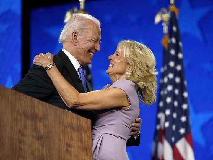Joe Biden, demokratischer Präsidentschaftskandidat, umarmt seine Frau Jill Biden nach seiner Rede auf dem Parteitag der US-Demokraten.