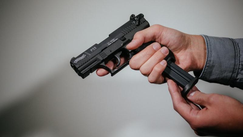 Hände laden eine Schreckschuss-Pistole "Walther P22" mit einem Magazin. Foto: Oliver Killig/Archivbild Hände laden eine Schreckschuss-Pistole "Walther P22" mit einem Magazin. Foto: Oliver Killig/Archivbild