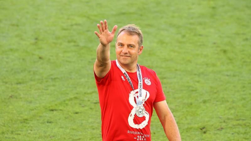 Trainer Hansi Flick von Bayern jubelt während der Zeremonie zur Übergabe der Meisterschale. Foto: Kai Pfaffenbach/Reuters-Pool/dpa Trainer Hansi Flick von Bayern jubelt während der Zeremonie zur Übergabe der Meisterschale. Foto: Kai Pfaffenbach/Reuters-Pool/dpa