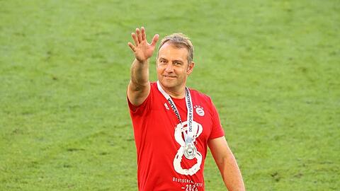 Trainer Hansi Flick von Bayern jubelt während der Zeremonie zur Übergabe der Meisterschale. Foto: Kai Pfaffenbach/Reuters-Pool/dpa