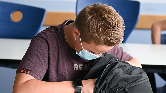 Noch gilt an weiterführenden Schulen auch während des Unterrichts eine Maskenpflicht. Ob diese bestehen bleibt, steht noch nicht fest.