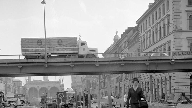 1964: Eine Hochbrücke leitet den Verkehr über die Ludwigstraße hinweg. Hinten: die Feldherrnhalle. 1964: Eine Hochbrücke leitet den Verkehr über die Ludwigstraße hinweg. Hinten: die Feldherrnhalle.