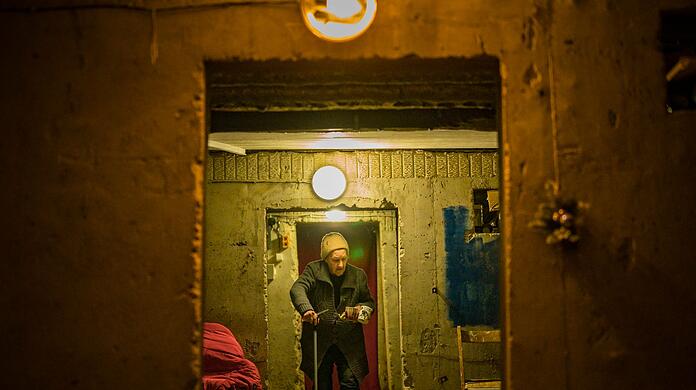 Eine &auml;ltere Frau sucht im Keller ihres Hauses in Charkiw Schutz vor dem Raketenbeschuss des russischen Milit&auml;rs.