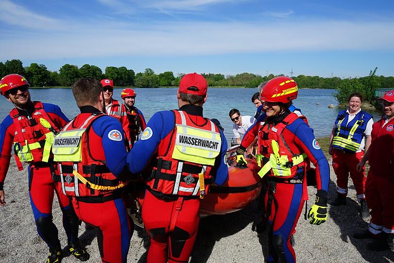 Teamwork ist unverzichtbar - wie hier bei der Bergungsübung am Lußsee. Eine Übung trainiert nicht nur Abläufe und die Zusammenarbeit der unterschiedlichen Hilfsorganisationen. Sie stärkt auch das Zusammengehörigkeitsgefühl der Helfer.
