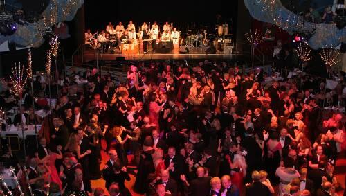 Über 30 Jahre lang war der „Ball der Silbernen Rose“ im Deutschen Theater eine feste Größe im Fasching - heuer fällt er aus. Über 30 Jahre lang war der „Ball der Silbernen Rose“ im Deutschen Theater eine feste Größe im Fasching - heuer fällt er aus.