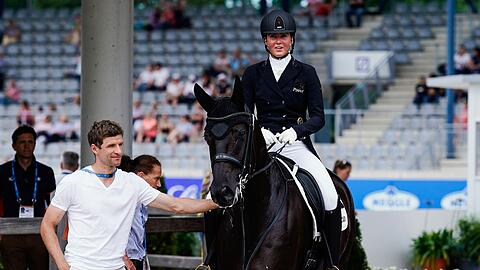 Lisa M&uuml;ller ist viel als Dressurreiterin unterwegs. (Archivbild)