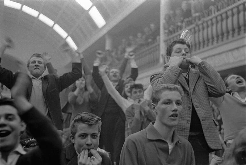 Das Publikum im gro&szlig;en Festsaal h&auml;lt es offensichtlich kaum auf den Pl&auml;tzen. Gut erkennbar, der gro&szlig;e Balkon im Saal.
