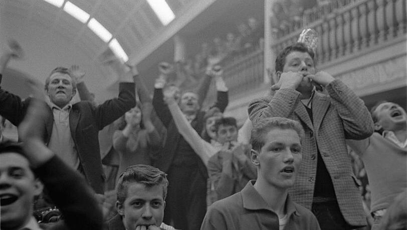 Das Publikum im großen Festsaal hält es offensichtlich kaum auf den Plätzen. Gut erkennbar, der große Balkon im Saal. Das Publikum im großen Festsaal hält es offensichtlich kaum auf den Plätzen. Gut erkennbar, der große Balkon im Saal.