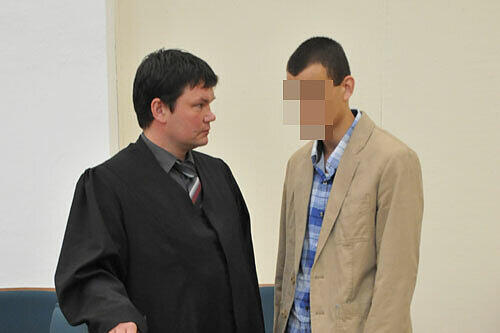 Er sieht wie ein harmloser junger Mann aus: Der 19-jährige Andreas R. mit seinem Anwalt &ndash; der Angeklagte muss sich wegen versuchten Mordes verantworten.
