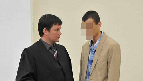 Er sieht wie ein harmloser junger Mann aus: Der 19-jährige Andreas R. mit seinem Anwalt – der Angeklagte muss sich wegen versuchten Mordes verantworten. Er sieht wie ein harmloser junger Mann aus: Der 19-jährige Andreas R. mit seinem Anwalt – der Angeklagte muss sich wegen versuchten Mordes verantworten.
