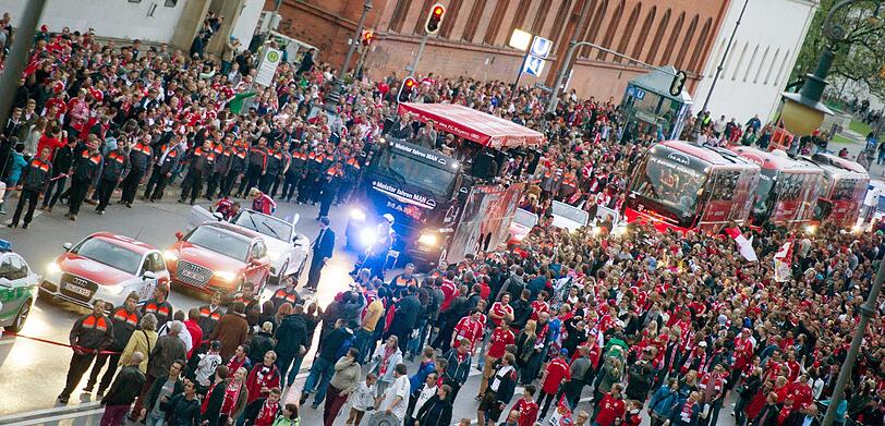 Die Bayern-Stars auf dem Weg zum Rathaus. So feiern die Stars bereits auf dem Weg vom Stadion in die Innenstadt. Die Bilder vom Fan-Truck.