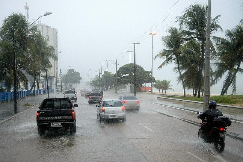In Recife erwartet die USA und Deutschland eine Wasserschlacht. Die irren Regen-Bilder aus Recife!