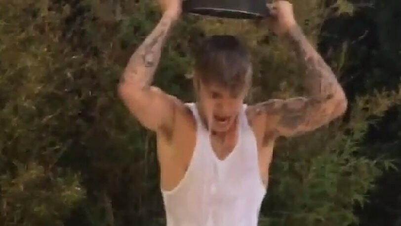 Justin Bieber bei der "ALS Ice Bucket Challenge" Justin Bieber bei der "ALS Ice Bucket Challenge"