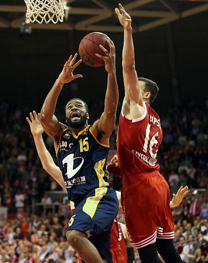 Arjen Robben als Glücksbringer: Die Bayern haben sich im zweiten Spiel gegen ALBA Berlin zurückgekämpft. Die Bilder.