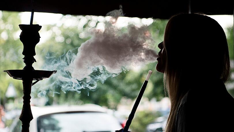 Eine junge Frau raucht in einer Shisha-Bar in Berlin eine Wasserpfeife: Der Absatz von Shisha-Tabak legte im zweiten Quartal 2016 im Vergleich zum Vorjahreszeitraum um mehr als 50 Prozent auf mehr als 630 Tonnen zu. Foto: Soeren Stache Eine junge Frau raucht in einer Shisha-Bar in Berlin eine Wasserpfeife: Der Absatz von Shisha-Tabak legte im zweiten Quartal 2016 im Vergleich zum Vorjahreszeitraum um mehr als 50 Prozent auf mehr als 630 Tonnen zu. Foto: Soeren Stache