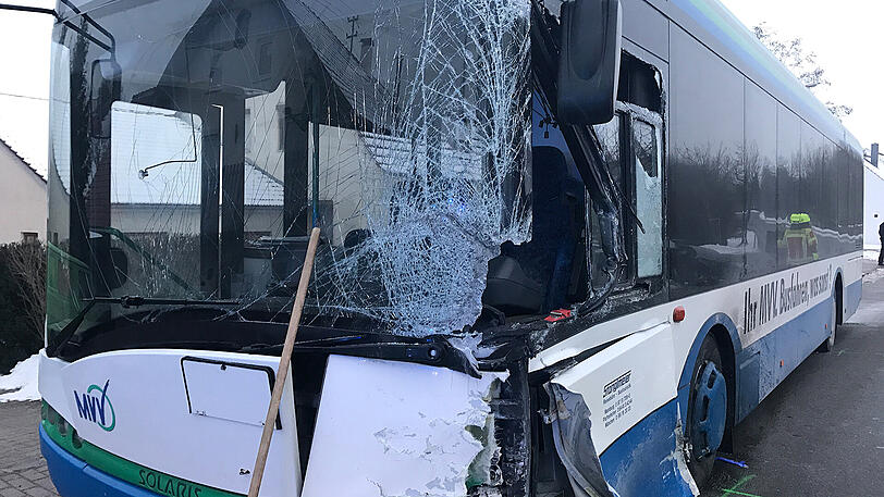 Die VW-Fahrerin war von der Straße abgekommen und in den Bus geprallt.