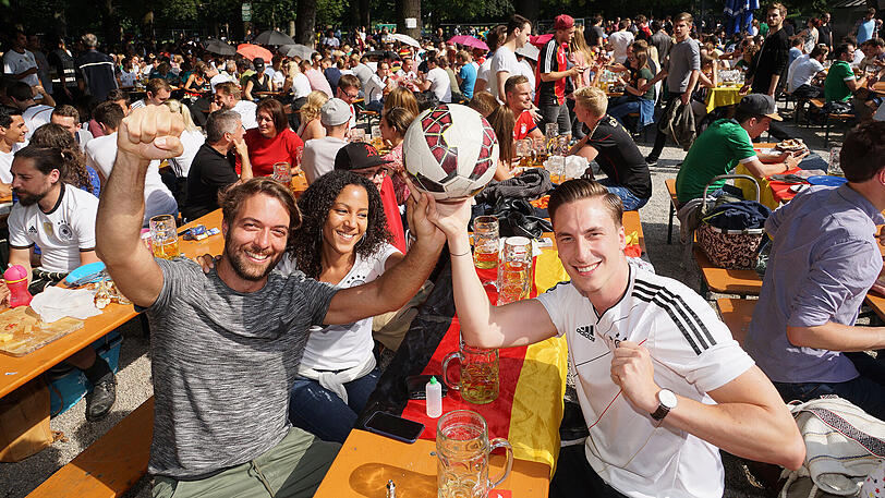 Auch wenn sich die Euphorie in der gesamten Stadt noch in Grenzen hielt, einige Fans waren gegen Mexiko bereits bestens gerüstet.