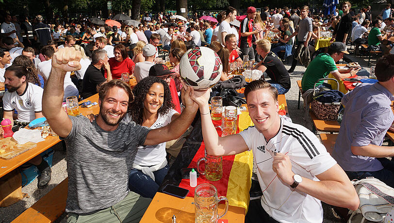 Auch wenn sich die Euphorie in der gesamten Stadt noch in Grenzen hielt, einige Fans waren gegen Mexiko bereits bestens gerüstet. Auch wenn sich die Euphorie in der gesamten Stadt noch in Grenzen hielt, einige Fans waren gegen Mexiko bereits bestens gerüstet.