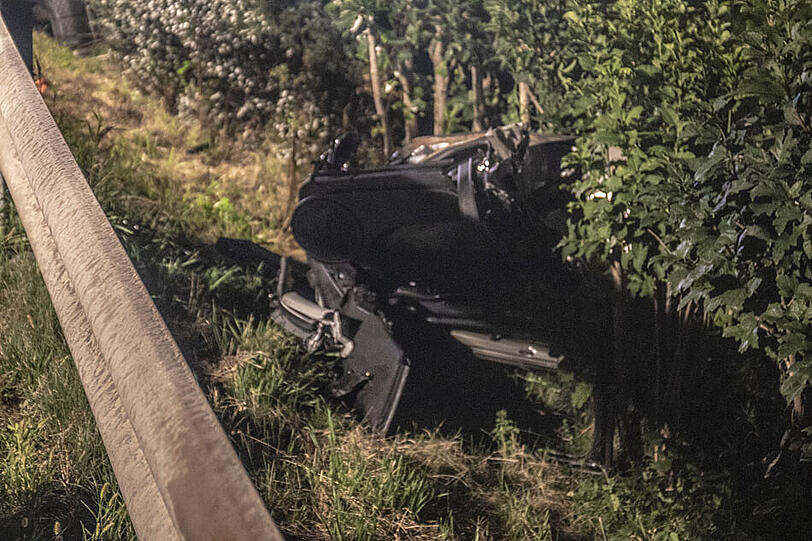 Auf der B20 bei Feldkirchen kollidierten am Sonntagabend zwei Autos. Ein Mann erlag noch an der Unfallstelle seinen Verletzungen, zwei weitere wurden schwer verletzt.