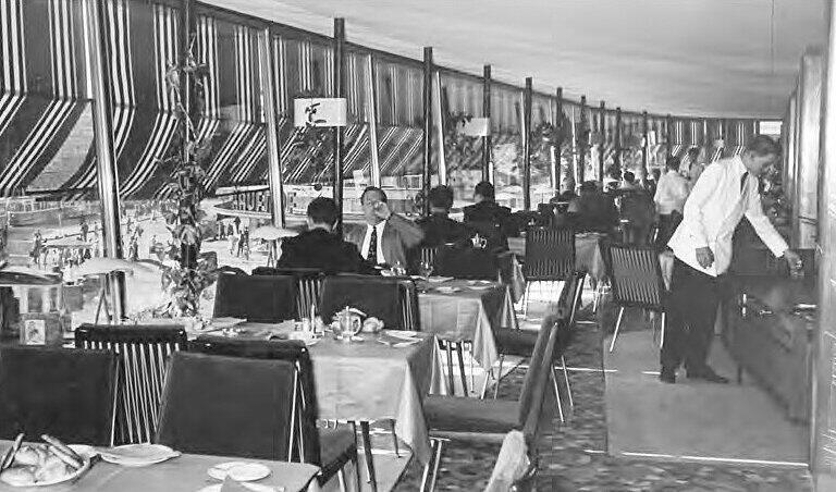 Das Restaurant, einst ein Balkon mit Markisen und Ranken.