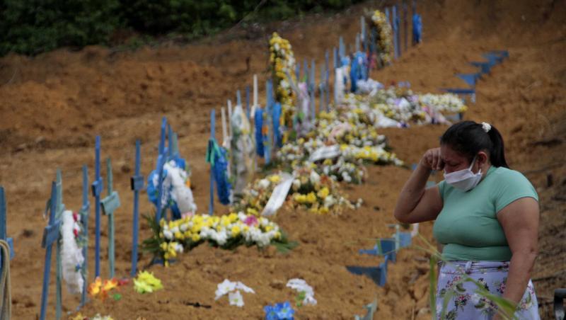 Eine Frau trauert an einem Grab auf einem Friedhof in Manaus. Eine Frau trauert an einem Grab auf einem Friedhof in Manaus.