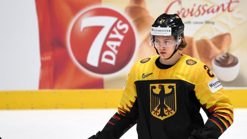 Top-Verteidiger Moritz Seider beim Warm-up.