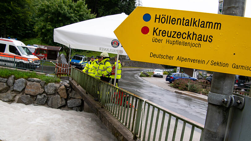 Mindestens zwei Personen werden laut Polizei noch vermisst. Mindestens zwei Personen werden laut Polizei noch vermisst.