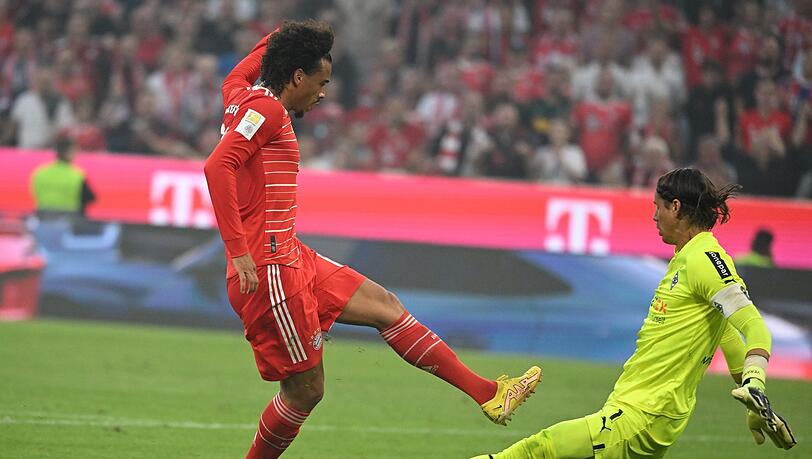 Münchens Leroy Sané (l) versucht vergeblich Mönchengladbachs Torhüter Yann Sommer zu überwinden.
