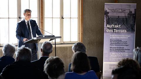 Markus Söder nimmt in der KZ-Gedenkstätte Dachau bei der Eröffnung der Ausstellung teil.