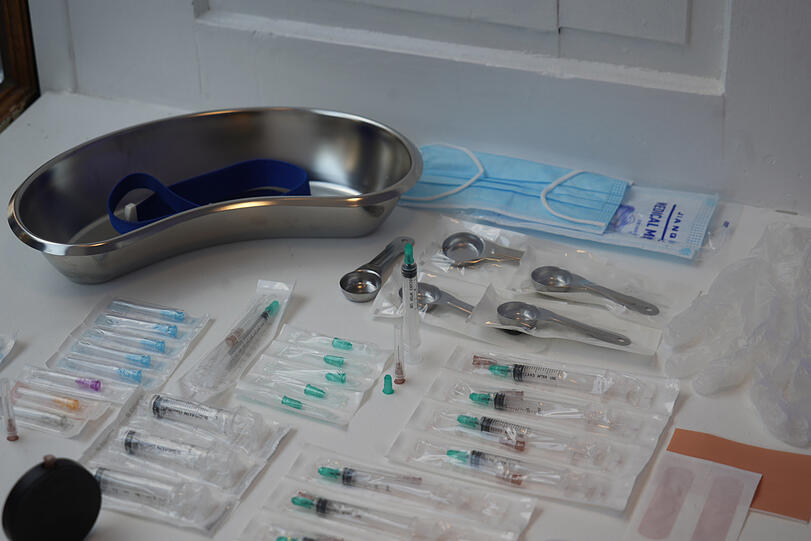 In einem Drogenkonsumraum werden unter anderem sterile Spritzen und Konsum-Utensilien sowie das Notfall-Medikament Naloxon gegen Überdosierungen ausgegeben. Auch ein Beatmungsgerät steht bereit.