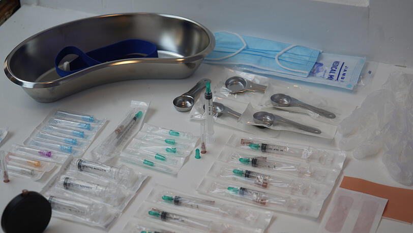 In einem Drogenkonsumraum werden unter anderem sterile Spritzen und Konsum-Utensilien sowie das Notfall-Medikament Naloxon gegen Überdosierungen ausgegeben. Auch ein Beatmungsgerät steht bereit. In einem Drogenkonsumraum werden unter anderem sterile Spritzen und Konsum-Utensilien sowie das Notfall-Medikament Naloxon gegen Überdosierungen ausgegeben. Auch ein Beatmungsgerät steht bereit.