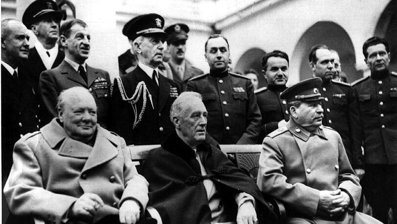 Februar 1945 (v.l., sitzend): In Jalta auf der Krim treffen sich der britische Premierminister Winston Churchill, US-Präsident Franklin D. Roosevelt und der sowjetische Diktator Josef Stalin zu einer Konferenz über die Neugestaltung Europas. Kann man Parallelen zur Gegenwart ziehen?