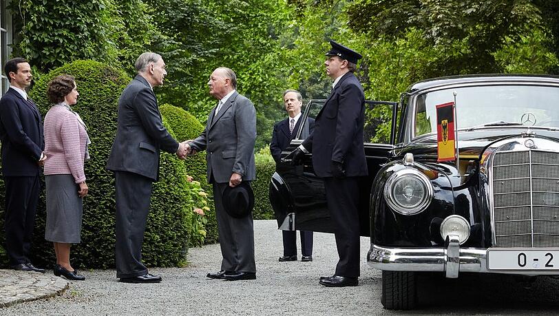 "An einem Tag im September": Bundeskanzler Konrad Adenauer (Burghart Klaußner, 3.v.r.) und Ministerpräsident Charles de Gaulle (Jean-Yves Berteloot) begegnen sich am 14. September 1958 zum ersten Mal im beschaulichen Colombey-les-Deux-Églises.