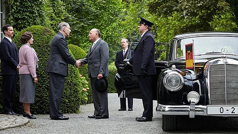 "An einem Tag im September": Bundeskanzler Konrad Adenauer (Burghart Klaußner, 3.v.r.) und Ministerpräsident Charles de Gaulle (Jean-Yves Berteloot) begegnen sich am 14. September 1958 zum ersten Mal im beschaulichen Colombey-les-Deux-Églises.