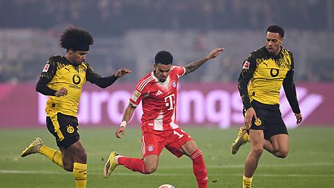 Luis D&iacute;az umzingelt von zwei Dortmundern.