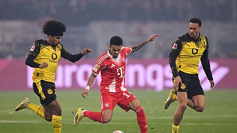 Luis D&iacute;az umzingelt von zwei Dortmundern.