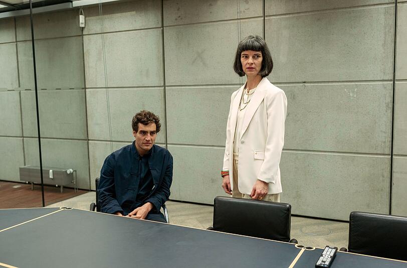 Das Gr&uuml;nder-Ehepaar von Prometheus, Dr. Oskar Berger (Pascal Houdus) und seine Frau Viola (Sarah Hostettler), empfangen die Kommissarinnen, die wegen der toten Mitarbeiterin ermitteln.