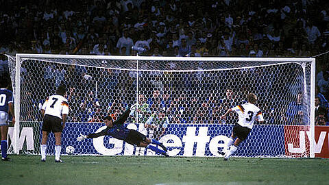 Legendär: Andreas Brehme verwandelt den Elfmeter zum 1:0-Sieg im WM-Finale 1990 gegen Argentinien - Deutschland ist zum dritten und bislang letzten Mal Fußball-Weltmeister.