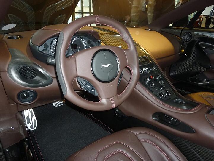 Limitiert auf 77 Stück, 354 Km/h Spitze, 1,7 Millionen Euro teuer: Das sind die Facts des Aston Martin One-77. Die AZ hat sich den Flitzer im Münchner Showroom angeschaut. Die Bilder