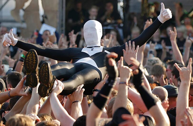 Am Mittwoch kamen die meisten Fans schon angereist, um am Donnerstag das größte Metal-Festival der Welt zu feiern. Aufgrund von Regenfällen waren Teile des Festivalgeländes noch ziemlich matschig - doch wen störts? Die Metall-Fans jedenfalls nicht! Die Bilder von Anreise und erstem Abend