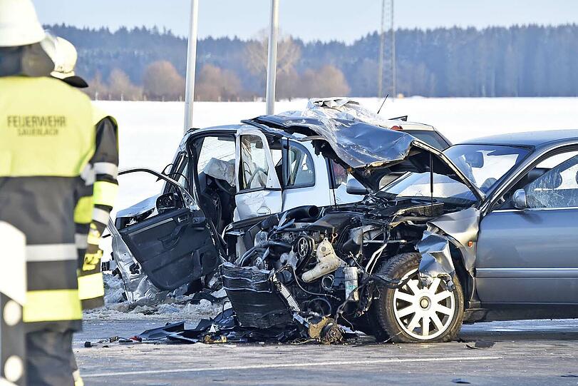 Tödlicher Unfall auf der B13: Nach einem Zusammenstoß starb ein Opel-Fahrer noch im Krankenwagen.