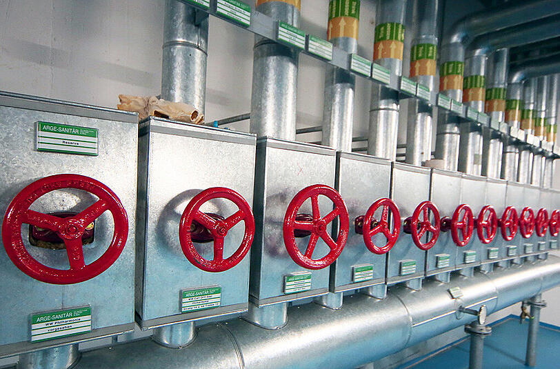 Heizungsanlage: Die Farben der Rädchen haben verschiedene Bedeutungen &ndash; pink steht für Zirkulation, rot für Warm- und blau für Kaltwasser.