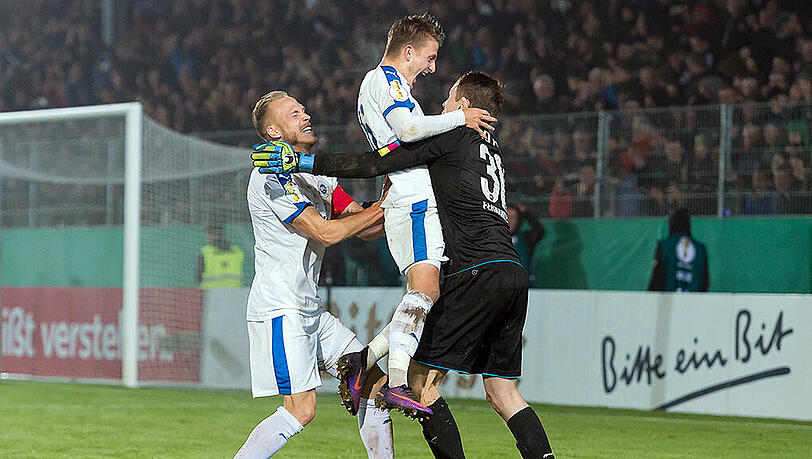 Die Löwen bekommen es im Achtelfinale mit den Sportfreunden Lotte zu tun. Die Löwen bekommen es im Achtelfinale mit den Sportfreunden Lotte zu tun.