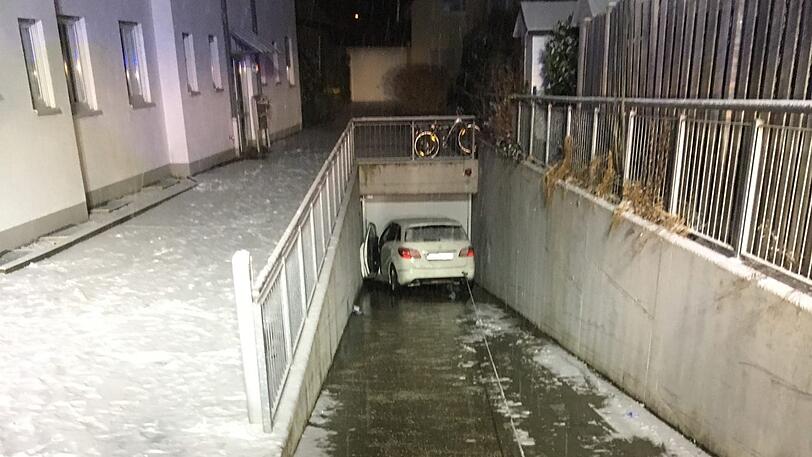 Weshalb das Auto die Abfahrt zur Tiefgarage hinunterrollte muss nun ein Gutachter klären.