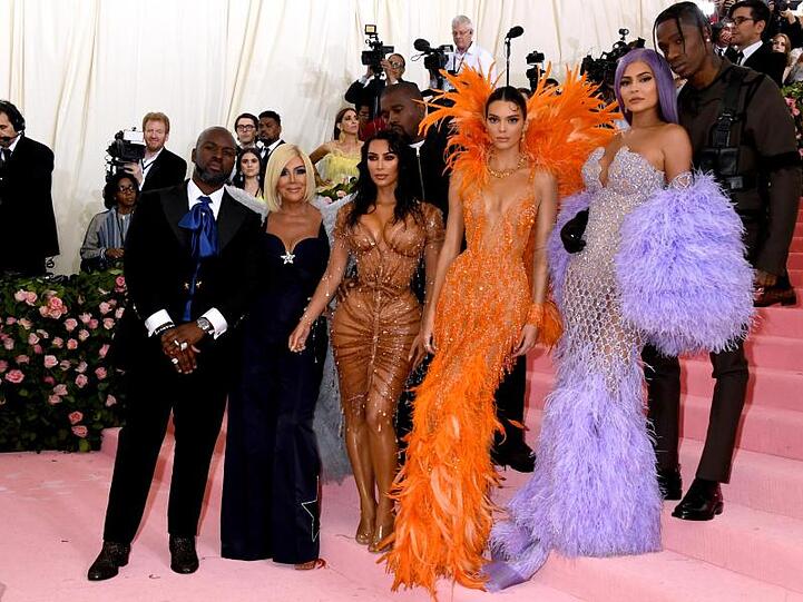 Corey Gamble, Kris Jenner, Kim Kardashian, Kanye West (dahinter), Kendall Jenner, Kylie Jenner und Travis Scott auf der "Met Gala".